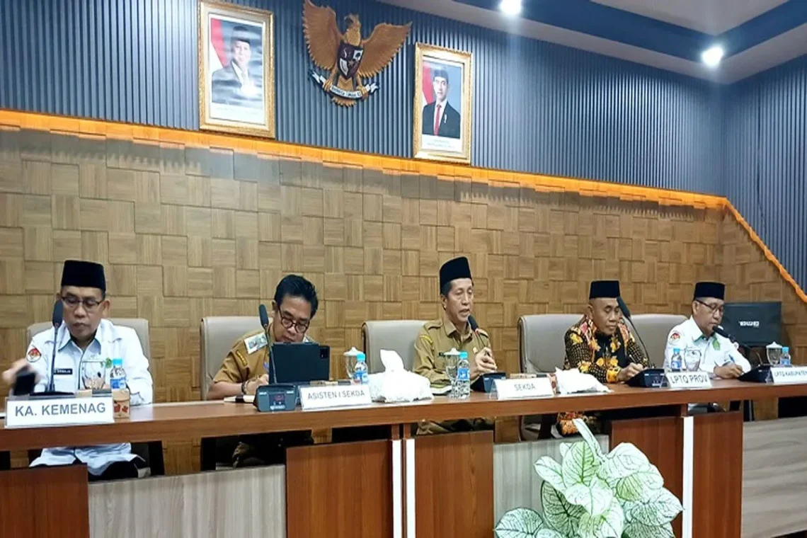Sekda Barito Utara Muhlis didampingi Asisten Pemerintahan dan Kesra Setda Barito Utara Eveready Noor memimpin rakor persiapan pelaksanaan MTQH XXXIII tingkat Provinsi Kalteng 2025 di Muara Teweh, Senin (29/9/2025). Foto : Is
