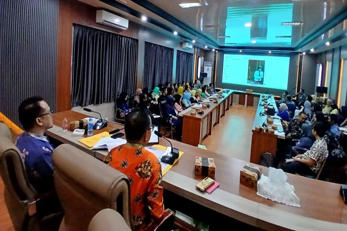 Asisten Administrasi Umum Setda Barito Utara, Yaser Arapat, memimpin rapat sosialisasi survei budaya kerja dan evaluasi implementasi core values ASN “BerAKHLAK” 2025 di Muara Teweh, Kamis (25/9/2025). Foto : Is