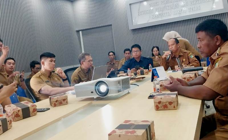 Kantor Pertanahan Kabupaten Barito Utara melalui Kepala Seksi Penetapan Hak dan Pendaftaran, Putir Desy Santhy, S.ST, menghadiri Rapat Persiapan Pelaksanaan Biaya Ganti Kerugian untuk pengadaan tanah pembangunan Bendungan Desa Jamut. Rapat digelar oleh Dinas Perumahan, Kawasan Permukiman, dan Pertanahan (Perkimtan) Kabupaten Barito Utara di aula kantor setempat. Foto : Is
