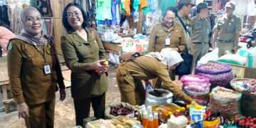 Tim GEMPUR Pasar Awasi Bahan Pangan di Pasar Pendopo Muara Teweh