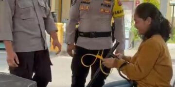 Seorang Ibu Hamil Penuhi Permintaan Bayi Ketemu Polisi