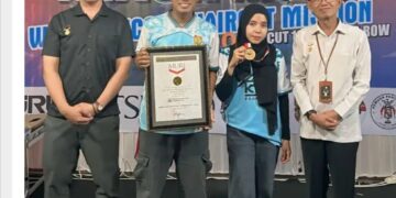 Rekor MURI Cukur Rambut 12 Jam Nonstop di Palangka Raya