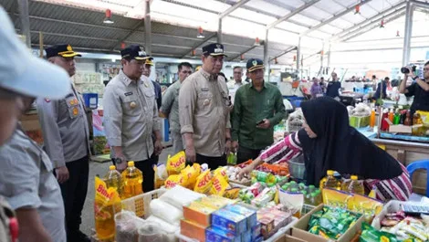 Bupati Barut H Shalahuddin bersama Wabup Felix Sonedie saat meninjau pasar di Muara Teweh