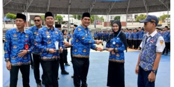 Bupati Barut Serahkan Penghargaan Literasi dan Mobil Perpustakaan Keliling