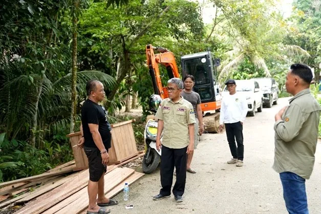 Kepala Dinas PUPR Kabupaten Barito Utara, Imam Topik, saat meninjau proses perbaikan jalan rusak