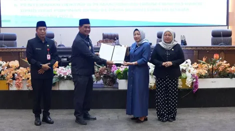 Bupati Barito Utara, H. Shalahuddin, menghadiri Rapat Paripurna DPRD Kabupaten Barito Utara dalam rangka penyampaian pemandangan umum fraksi-fraksi terhadap lima Rancangan Peraturan Daerah (Raperda), yang digelar di ruang Paripurna DPRD Barito Utara, Senin (2/3/2026). Foto : Is