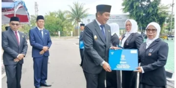 Wabup Barut Serahkan Satya Lencana pada HAB ke-80 Kemenag