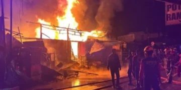 BPBD Barut Lakukan Pemadaman Bersama Unsur Terkait Saat Kebakaran Pemukiman di Merak Simpang Anem