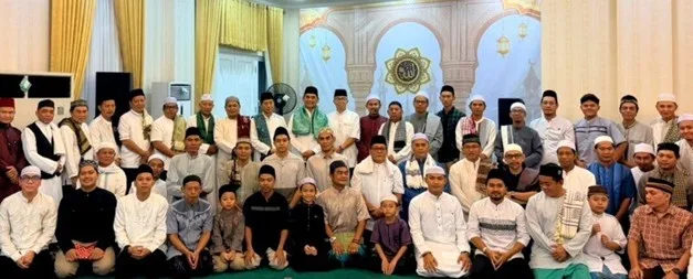 Suasana khidmat dan penuh ketenangan menyelimuti Rumah Jabatan Bupati Barito Utara usai berbuka puasa dan menunaikan salat berjamaah, Minggu (1/3/2026) malam.