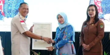 Bupati Barito Utara Dorong UMKM Naik Kelas, Saat Penyerahan Sertifikat Hak Cipta Batik