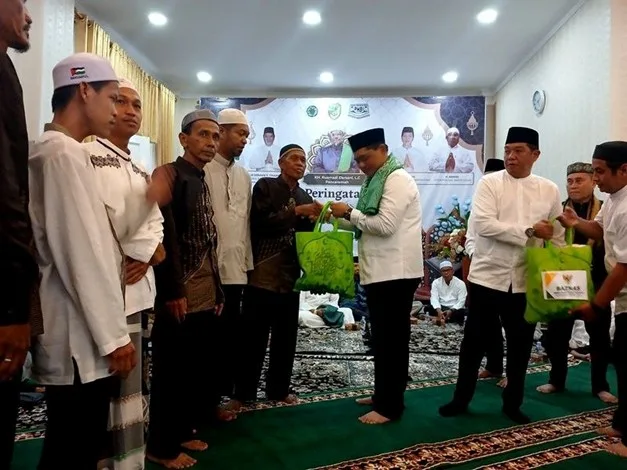 Bupati Barito Utara H Shalahuddin serahkan zakat