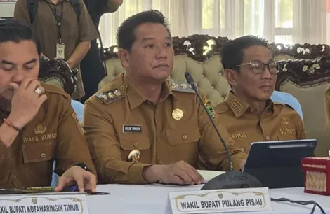 Wakil Bupati Barito Utara, Felix Sonadie Y. Tingan, menghadiri Rapat Pimpinan Program Kartu Huma Betang Sejahtera (KHBS) yang dipimpin Gubernur Kalimantan Tengah, Agustiar Sabran, di Istana Isen Mulang, Palangka Raya, Selasa (3/3/2026). Foto : Ist