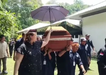 Ratusan Pelayat Iringi Pemakaman ‘Ibunya Orangutan Kalimantan’