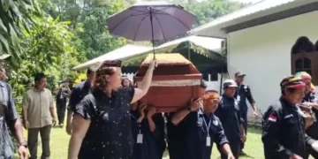 Ratusan Pelayat Iringi Pemakaman ‘Ibunya Orangutan Kalimantan’