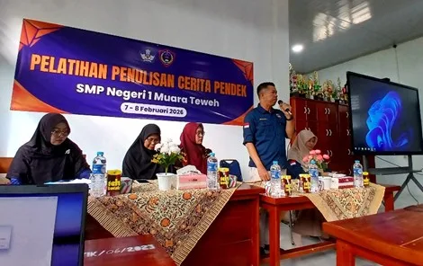 Dinas Pendidikan Kabupaten Barito Utara terus mendorong penguatan budaya literasi di kalangan pelajar melalui pelatihan penulisan cerita pendek (cerpen) yang digelar di SMP Negeri 1 Muara Teweh, Sabtu (7/2/2026). Foto : Is