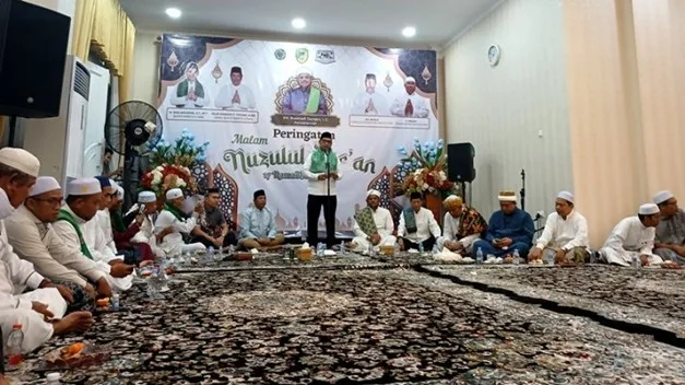 Bupati Barito Utara, H. Shalahuddin, mengajak umat Islam menjadikan peringatan malam Nuzulul Quran sebagai momentum untuk memperkuat keimanan dan mengamalkan nilai-nilai Al-Qur’an dalam kehidupan sehari-hari.
Hal tersebut disampaikan saat menghadiri peringatan malam Nuzulul Quran yang digelar di Rumah Jabatan Bupati Barito Utara, Muara Teweh, Jumat (6/3/2026) malam. Foto : Is