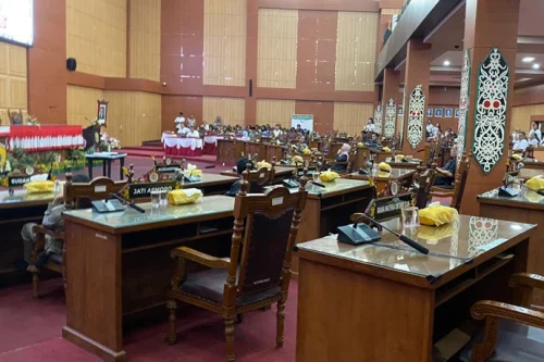 Sejumlah kursi kosong terlihat di ruang Rapat Paripurna DPRD Kota Palangka Raya saat agenda ditunda karena tidak memenuhi kuorum. (Foto: Ist)