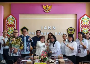 FDA Serahkan Sejumlah Bantuan dan Ajak Civitas Akademika IAKN Ikuti Program NasDem Tour