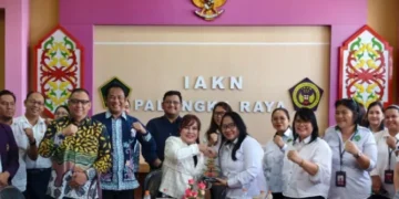 FDA Serahkan Sejumlah Bantuan dan Ajak Civitas Akademika IAKN Ikuti Program NasDem Tour