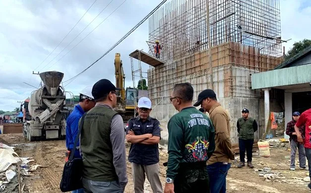 Kepala Dinas Pekerjaan Umum dan Penataan Ruang (PUPR) Kabupaten Barito Utara, M. Iman Topik, meninjau langsung pembangunan jembatan penghubung di Desa Lemo II, Kecamatan Teweh Tengah, Sabtu (7/2/2026). Foto : Is