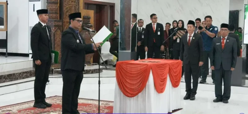 Bupati Barito Utara H. Shalahuddin resmi melantik dan mengambil sumpah/janji jabatan Pejabat Pimpinan Tinggi Pratama, Administrator, Pengawas, dan Pejabat Fungsional di lingkungan Pemerintah Kabupaten Barito Utara, Senin (4/5/2026). Foto : Is