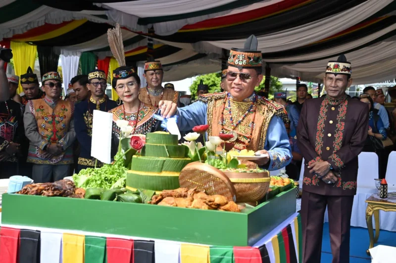 Gubernur Kalimantan Tengah H. Agustiar Sabran memimpin upacara peringatan Hari Jadi ke-69 Provinsi Kalimantan Tengah di halaman Kantor Gubernur Kalteng, Sabtu (23/5/2026). Foto : Is