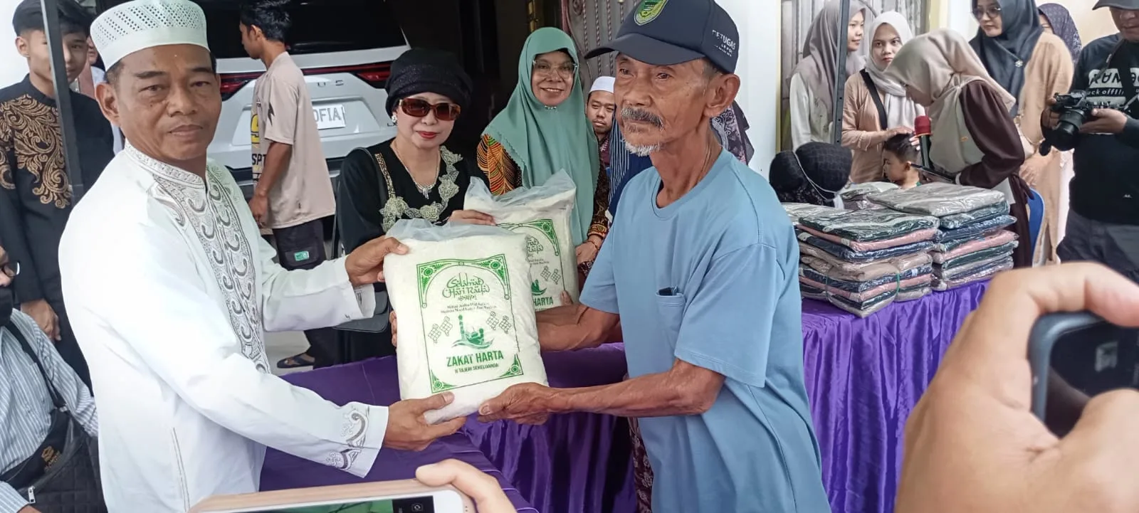 H. Tajer dan Keluarga Berbagi Zakat, Utamakan Silaturahmi dengan Warga