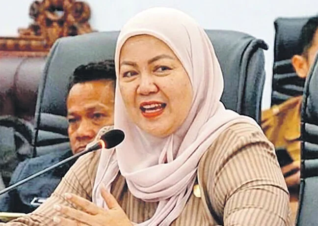Wakil Ketua II DPRD Barito Utara, Hj. Henny Rosgiaty Rusli, menempuh perjalanan sekitar dua jam dari Muara Teweh menuju Desa Benao Hilir, Kecamatan Lahei Barat, dalam rangka Safari Ramadan, Senin (2/3/2026). Foto : Is