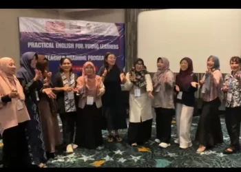 Dukung Bahasa Inggris Jadi Mapel Wajib SD, RELO Kedubes AS dan FIB UI Gelar Pelatihan Guru PEYL di Bali