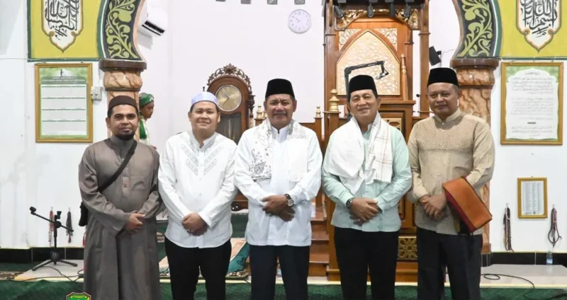 Anggota DPRD Barito Utara, H. Nurul Anwar, bersama rombongan Pemerintah Kabupaten Barito Utara melaksanakan Safari Ramadan di Masjid Jami Ar-Rahim, Senin (2/3/2026). Foto : Is