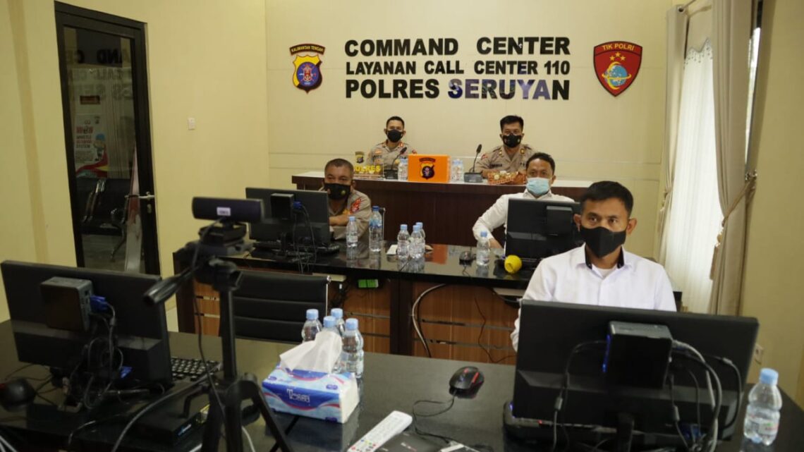 Kapolres Seruyan AKBP Bayu Wicaksono, S.H., S.I.K., M.Si. mengikuti Video Conferense (Vicon) dengan Kapolri Jenderal Polisi Drs. Listyo Sigit Prabowo, M.Si terkait Vaksinasi Covid - 19 di Indonesia, Jum'at Sore (21/01/2022). Foto : Tbn