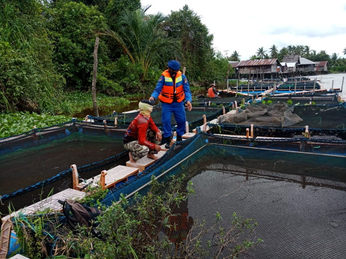 Satpolairud Polres Seruyan menyampaikan pesan-pesan kamtibmas sekaligus menyerap berbagai informasi terkait Kamtibmas yang ada di masyarakat, Kamis (21/1/2021). Foto : Tbn