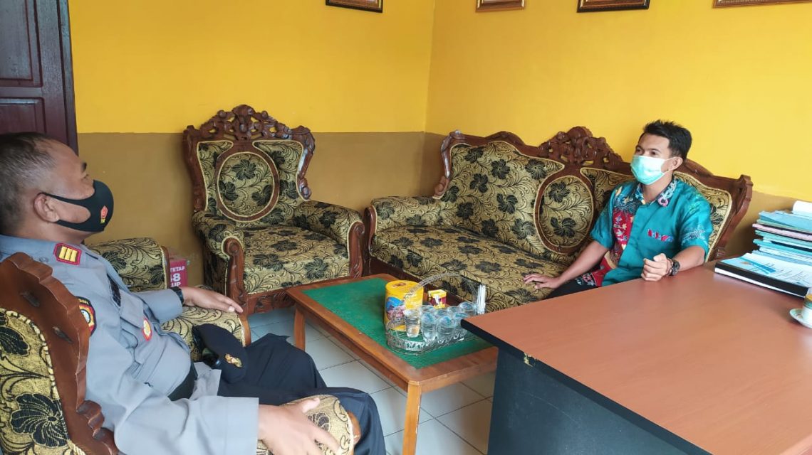 Kapolsek Seruyan Hilir AKP Setiyono bersama anggota sambang Perangkat Desa Sungai Undang Kecamatan Seruyan Hilir sekaligus memberikan pesan-pesan Kamtibmas, Kamis (21/01/2021). Foto : Tbn