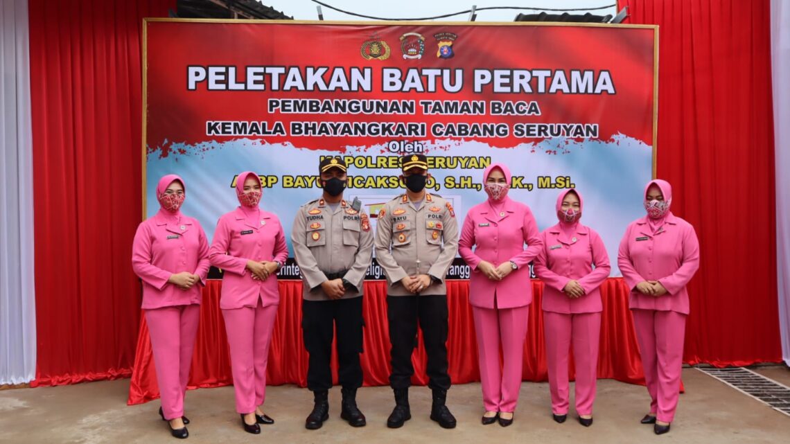 Kapolres  Seruyan AKBP Bayu Wicaksono, S.H., S.I.K., M.Si. melakukan peletakan batu pertama pembangunan Taman Baca Kemala Bhayangkari Cabang Seruyan, dilaksanakan kegiatan Foto bersama di Mapolres Seruyan jalan Ahmad Yani Kota Kuala Pembuang Kabupaten Seruyan Propinsi Kalimantan Tengah, Jumat (21/01/2022). Foto : Tbn