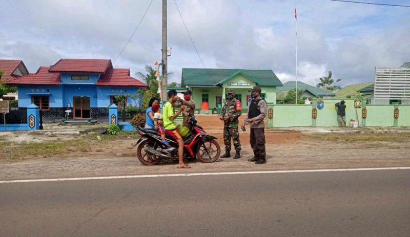 Polsek Danau Sembuluh dalam antisipasi pencegahan penyebaran Virus Covid-19 , tak kenal lelah dalam pelaksanaan Operasi Yustisi bersama tim gabungan, kini bertempat di Jalan Jendral Sudirman km. 65 Sampai dengan Km. 67 Desa Bangkal Kecamatan Seruyan Raya, Kabupaten Seruyan, Minggu 21/2/2021). Foto : Tbn