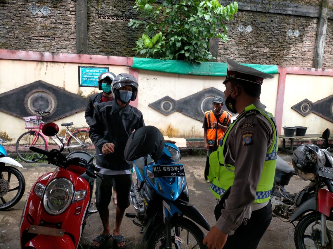 Personil Satlantas Polres Seruyan selalu menghimbau kepada warga untuk menerapkan  Protokol Kesehatan (Prokes), Minggu (21/2/2021). Foto : Tbn