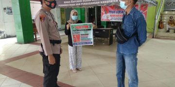 Bhabinkamtibmas Polsek Seruyan Hilir Pantau Pos Komando PPKM Mikro di Desa Binaan
