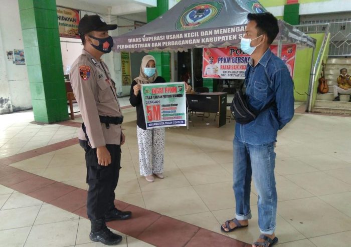 Kegiatan sambang ke Pos Komando Pemberlakuan Pembatasan Masyarakat Tingkat Desa di Desa binaannya, Minggu (21/02/2021). Foto : Tbn