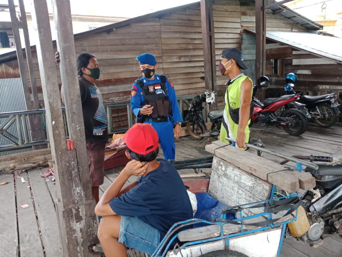 Personil Satpolairud Polres Seruyan Polda Kalteng melaksanakan kegiatan patroli Kepada Nelayan  dan masyarakat pesisir di sekitar bantaran Sungai Seruyan, Minggu (21/2/2021). Foto : Tbn