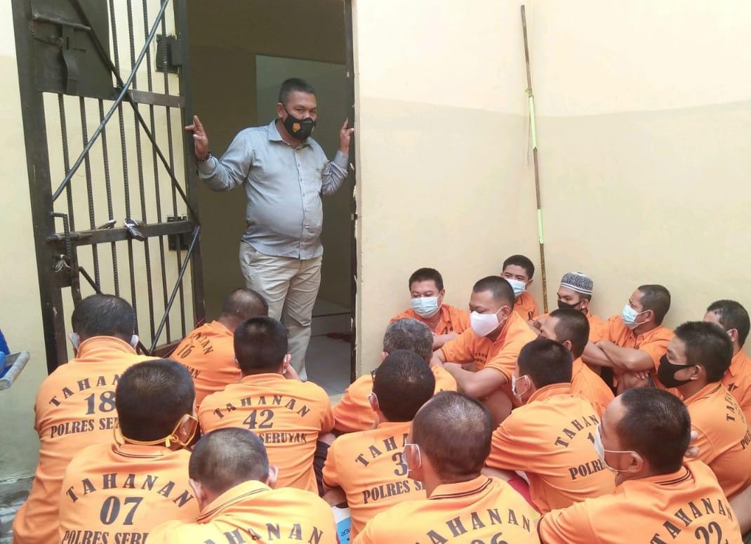 Kasat Tahti Polres Seruyan, Polda Kalteng melakukan pengecekan kondisi para tahanan di Rutan Polres Seruyan, Minggu (21/2/2021). Foto : Tbn