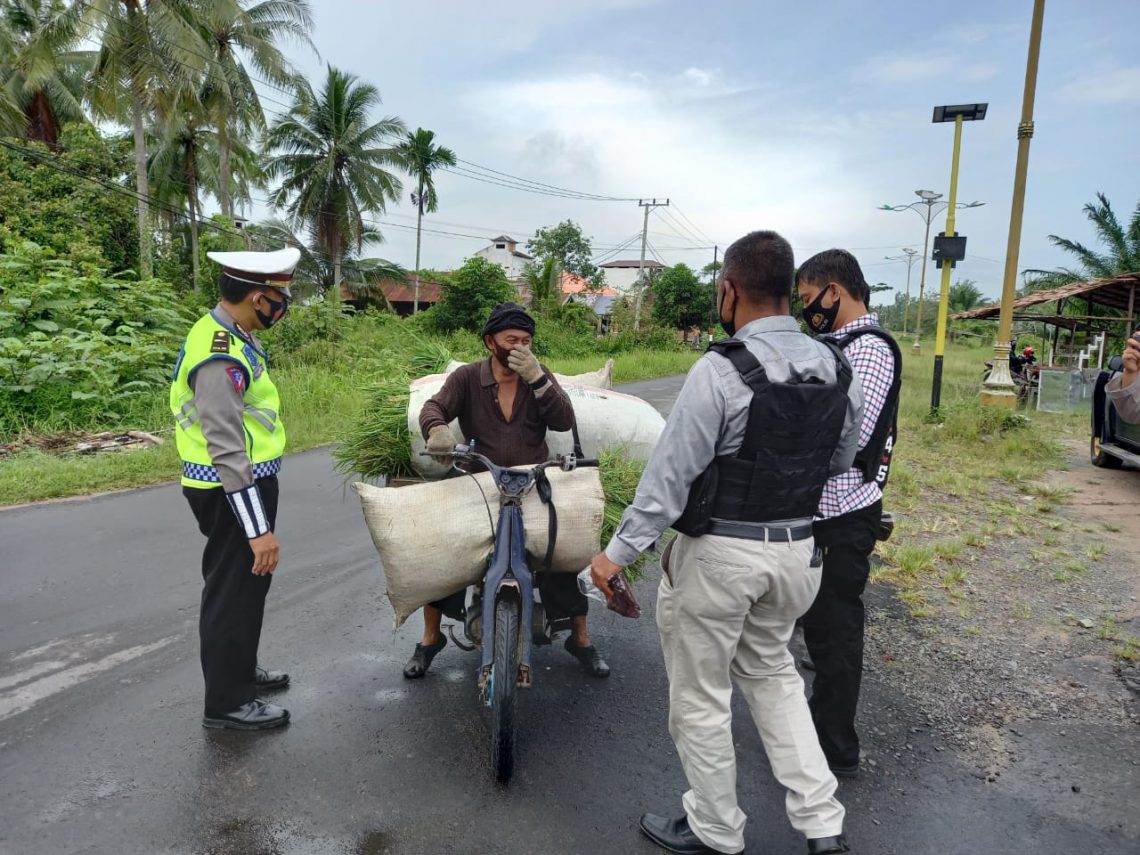 Operasi Yustisi dalam rangka pendisiplinan terhadap masyarakat, masa Adaptasi Kebiasaan Baru (AKB) di wilayah hukum Polres Seruyan dilaksankan rutin setiap hari di wilayah hukum Polres Seruyan, Minggu (21/02/2021) siang.Foto : Tbn