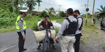 Tak Kenal Lelah Tim Yustisi Terjun Disiplinkan Masyarakat Kuala Pembuang