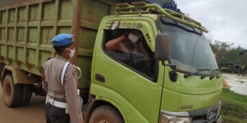 Kampanyekan Prokes, Polsek Danau Sembuluh Bagikan Masker ke Pengendara