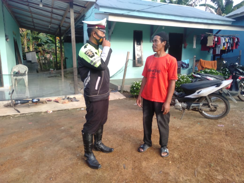 Sat Lantas Polres Seruyan jajaran Polda Kalteng, melaksanakan Pendisiplinan dan Sosialisasi Pencegahan Penyebaran Covid-19 dalam kota Kuala Pembuang, Kabupaten Seruyan, Provinsi Kalteng, Minggu (21/03/2021). Foto : Tbn