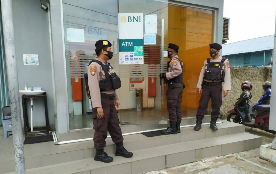 Anggota Sat Sabhara Polres Seruyan melaksanakan patroli di sekitar perbankan di Wilayah Kota Kuala Pembuang, Sabtu (19/03/2021). Foto : Tbn