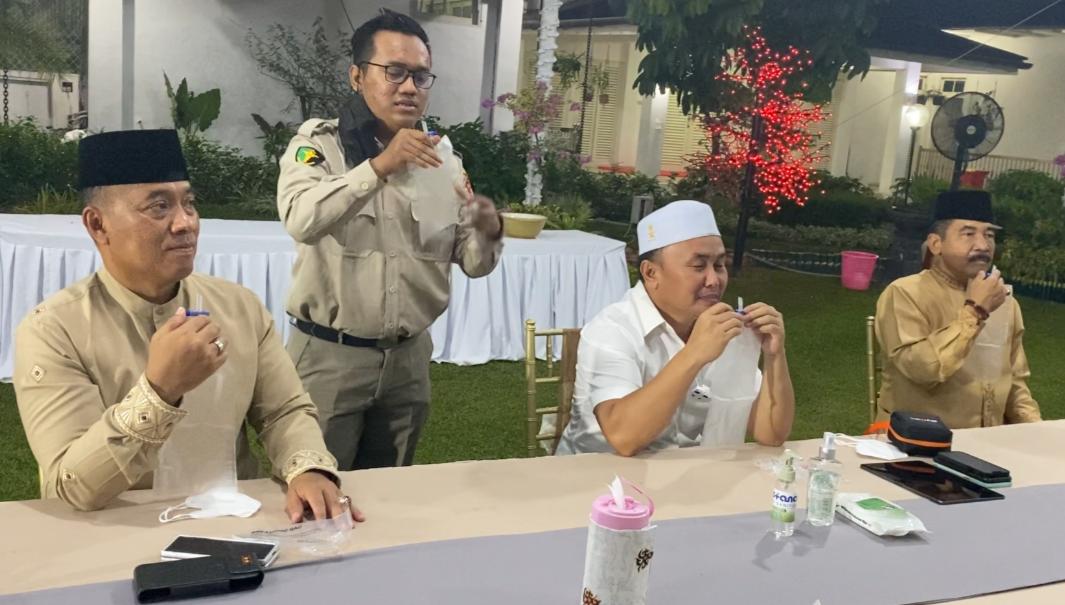 Coba alat. Gubernur Kalteng H. Sugianto Sabran, bersama Kapolda Irjen Dedy Prasetyo dan Danrem Brigjen Purwo, menggunakan alat GeNose, sebelum melakukan rapat koordinasi penanggulangan covid-19, di halaman Istana Isen Mulang, Rabu (21/4/2021). Foto : Ist