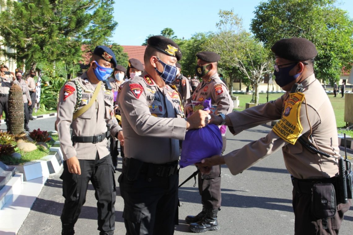 Kapolda Kalteng serahkan bantuan sembako kepada Bhabinkamtibmas untuk disampaikan kepada warga, Selasa (21/4/2020). Foto : fer