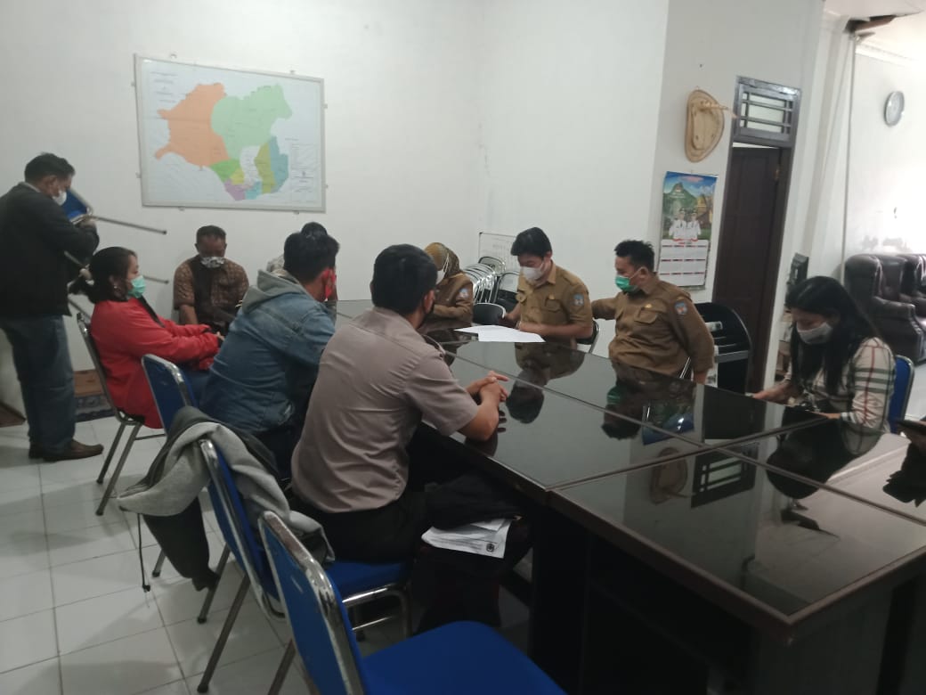 Penyerahan berkas calon kepala Desa oleh penitia Pilkades Olung Nango ke pihak DPMD Murung Raya, Selasa (21/4/2020). Foto : Kpl