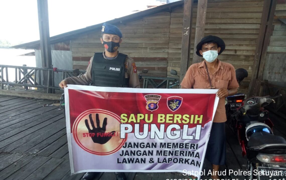 Personil Satpolairud Polres Seruyan melakukan sosialisasi Sapu Bersih Pungutan Liar (Saber Pungli) di sekitar Mako Satpolairud dan Dermaga Kuala Pembuang, Rabu (21/04/2021) Pukul 10.00 Wib. Foto : TN