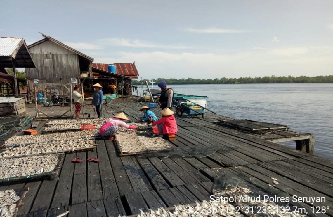 Satpolairud Polres Seruyan terus ditingkatkan pada saat patroli dan sambang masyarakat pesisir, anggota juga menitipkan pesan kepada masyarakat untuk tetap menjaga Kesehatan dan mentaati Protokol Kesehatan,  Rabu (21/04/2021). Foto : TN